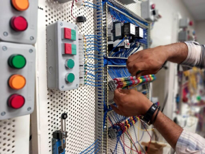 خدمات برقکاری در بزرگراه بعثت