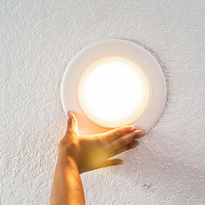 نصب چراغ هالوژن در ساختمان