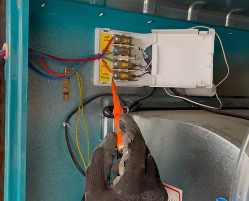 برقکار اورژانسی جهت رفع اتصالی کولر