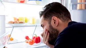 چرا یخچال بوی بد می‌دهد؟