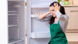 چرا یخچال یکسره کار می‌کند؟ بررسی دلایل یکسره شدن کمپرسور یخچال + روش‌های کاهش مصرف برق